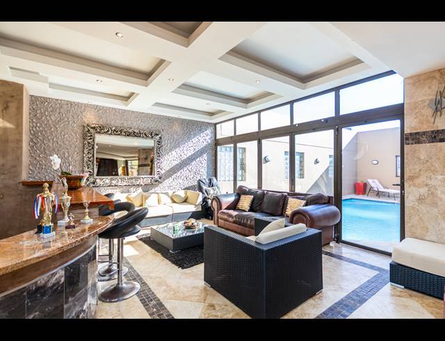 3 BEDROOM HOUSE TO LET IN WEST BEACH